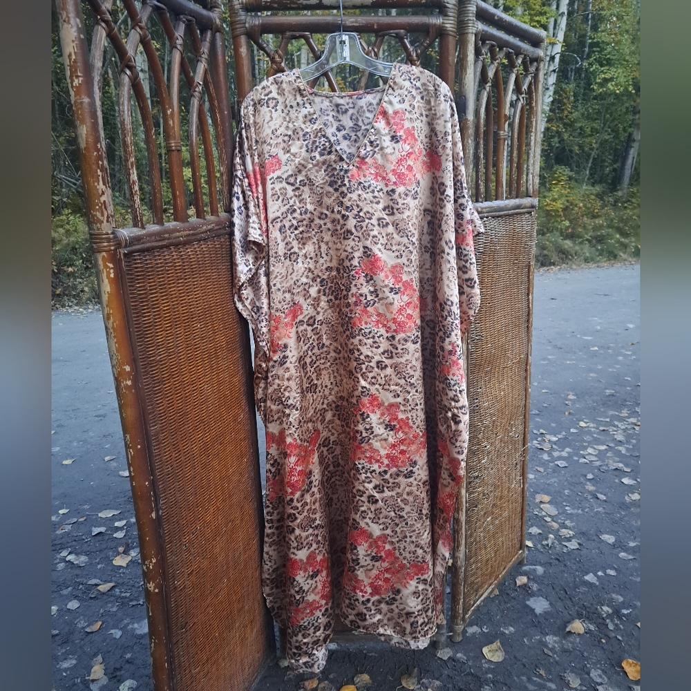 Floral gown could be a kimono looks like a 3X or bigger🌹💐🌻🌼